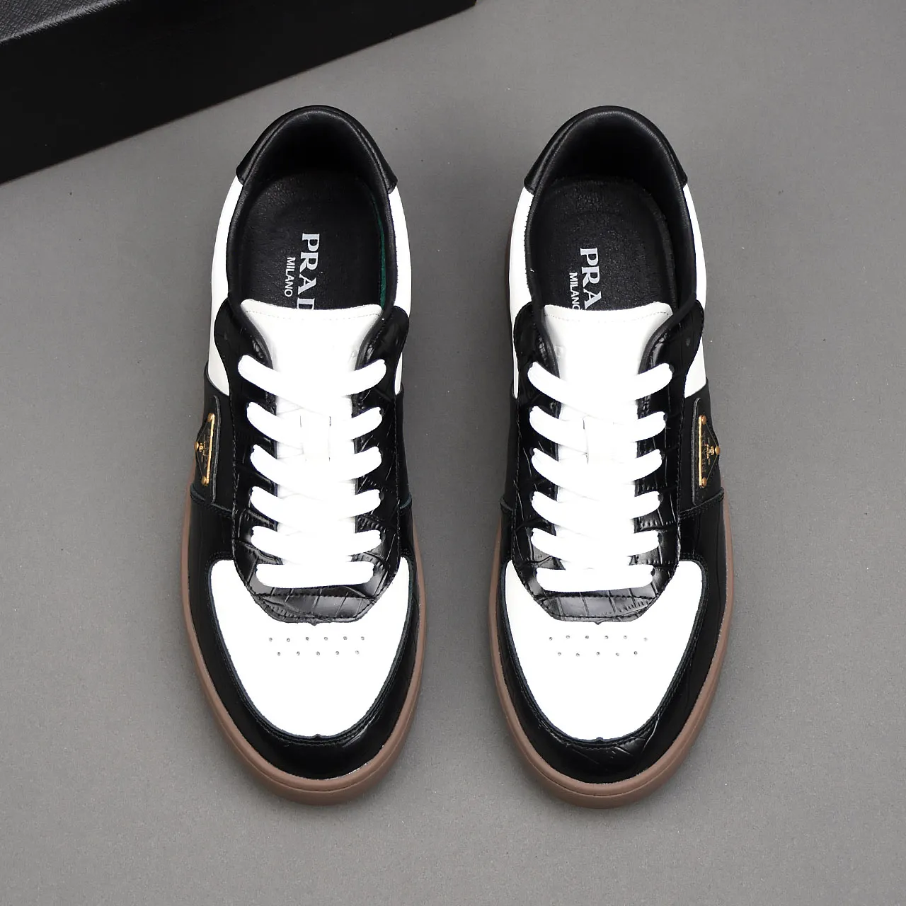 PP400👟👟👟Prada set off the audience! Prada, an international brand that is constantly innovating, this men's casual shoe, the original version, made of cowhide leather at a ratio of one to one at the store, with leather feet and rubber non-slip outsole, breathable and comfortable, quality speaks for itself👄38-44